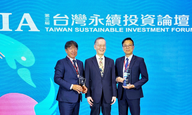 台新金控摘台灣永續投資獎2大獎，左起為台新金控投資長簡展穎、台灣永續能源研究基金會董事長簡又新、台新投信總經理葉柱均。圖：台新金控提供