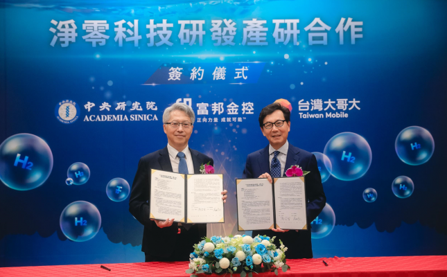 中研院院長廖俊智（左）、台灣大及富邦集團董事長蔡明忠（右）簽署合作協議。圖／中研院