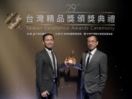 慶鴻副總經理王陳鵬（左）、總經理王陳鴻（右）出席頒獎典禮。圖／慶鴻提供